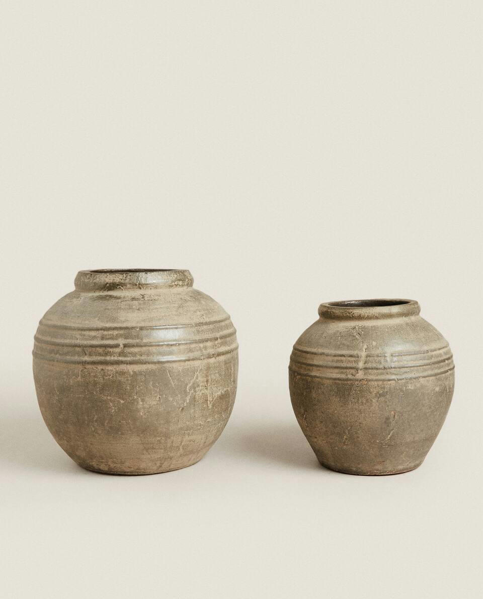 CERAMIC VASE WITH LINES