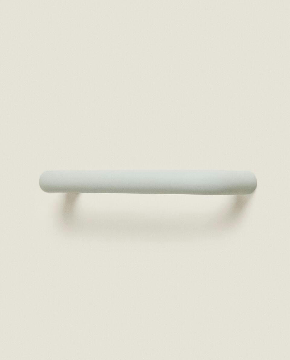 ELONGATED METAL HANDLE