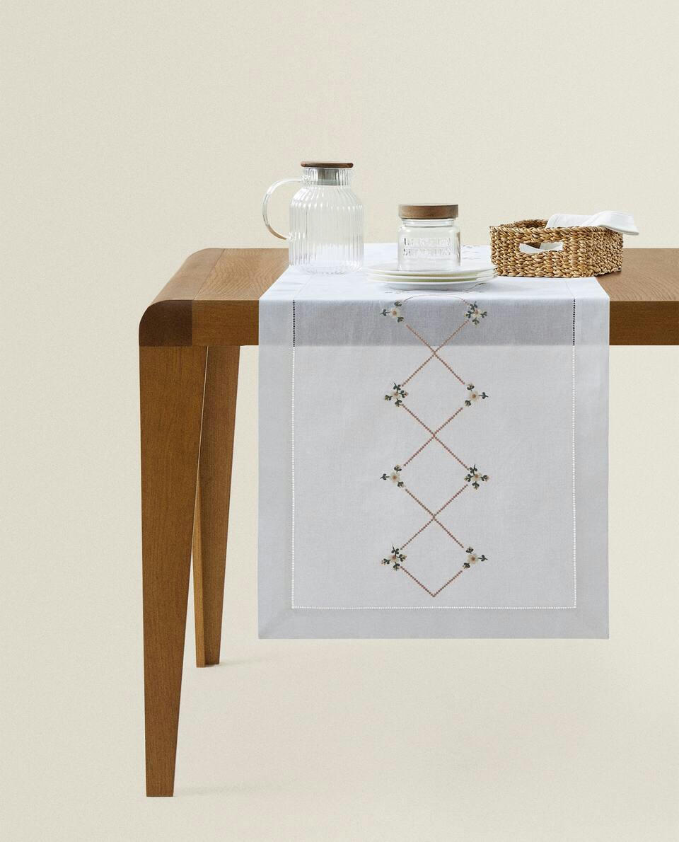 EMBROIDERED FLOWERS TABLE RUNNER