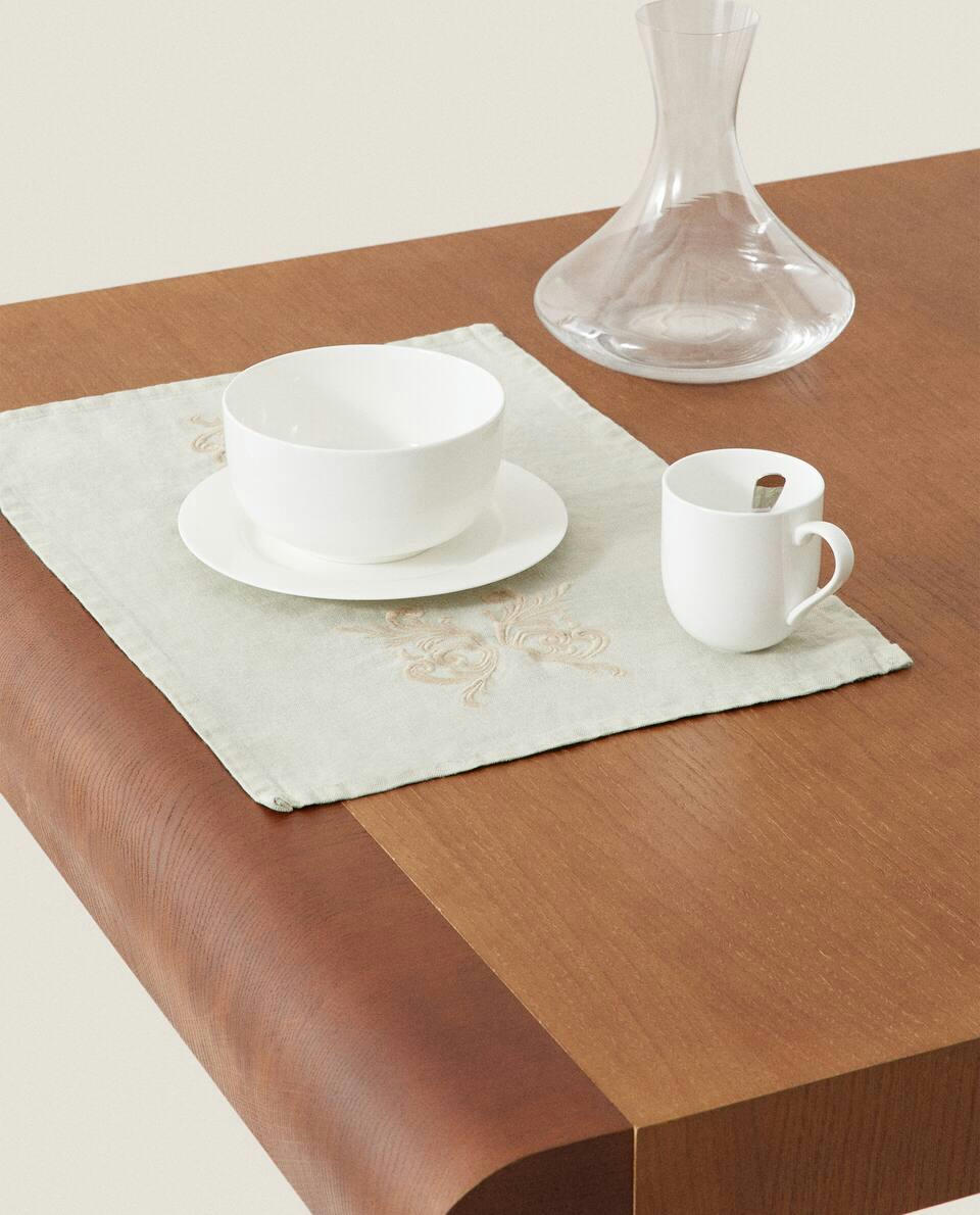 EMBROIDERED LINEN PLACEMAT